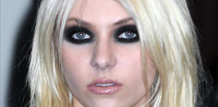 Prdelka Taylor Momsen Fotografie ženy, blondýny s černě orámovanými očima
