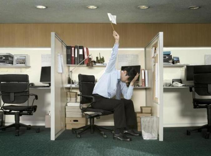 Open space – jak ho přežít? Fotografie muže v kanceláři