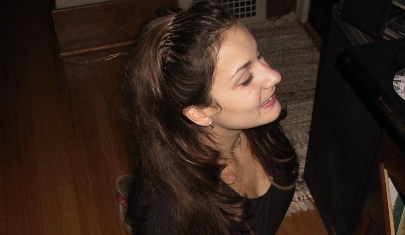 Pohled shora na brunetu s čelenkou v hlavě