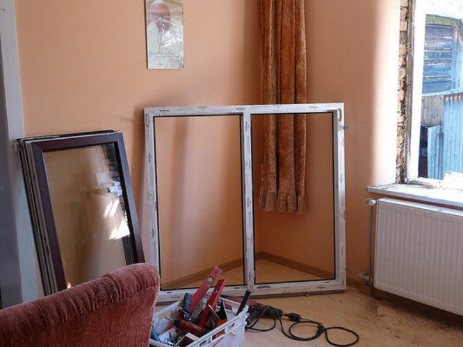 Fotografie z rekonstrukce oken v panelovém domě