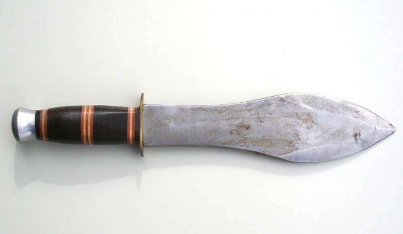 Vrhací nůž s hnědou rukojetí