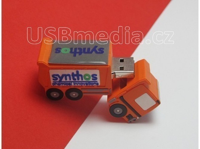 Stylový USB flah disk Fotografie červeného dětského autíčka