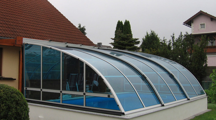 Bazénové radovánky Fotografie venkovního krytého bazénu