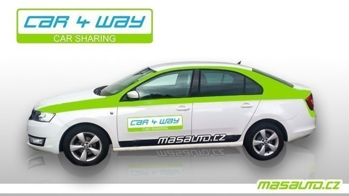 Car sharing vyřeší problém s automobilem Fotografie zelenobílého auta