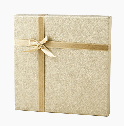 Tipy na originální vánoční dárky Fotografie dárku se zlatou stuhou