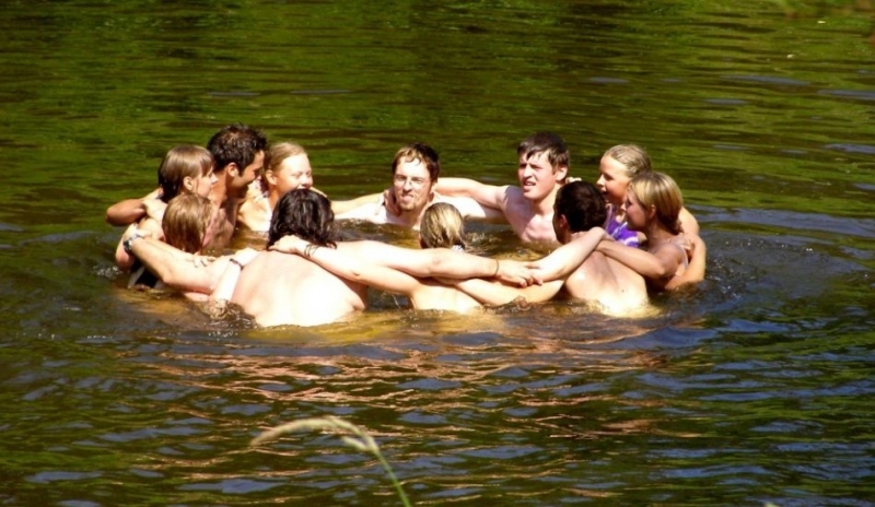 Snímek Teambuildingu odhaluje vztahy ve skupině.