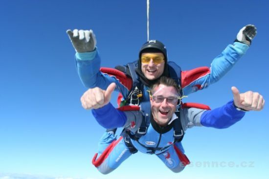 Dva lidé skákající tandem