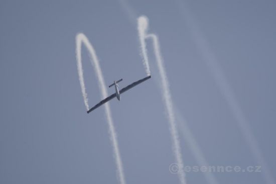 Fotografie větroně letícího oblohou