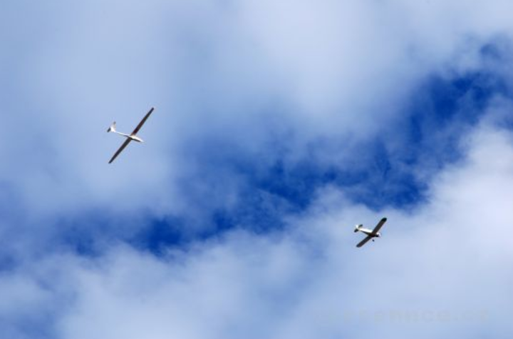 5 adrenalinových hitů léta 2014 Fotografie dvou větroňů v oblacích