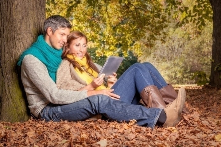 Seznamte se s tou pravou! Zamilovaný pár ležící pod stromem