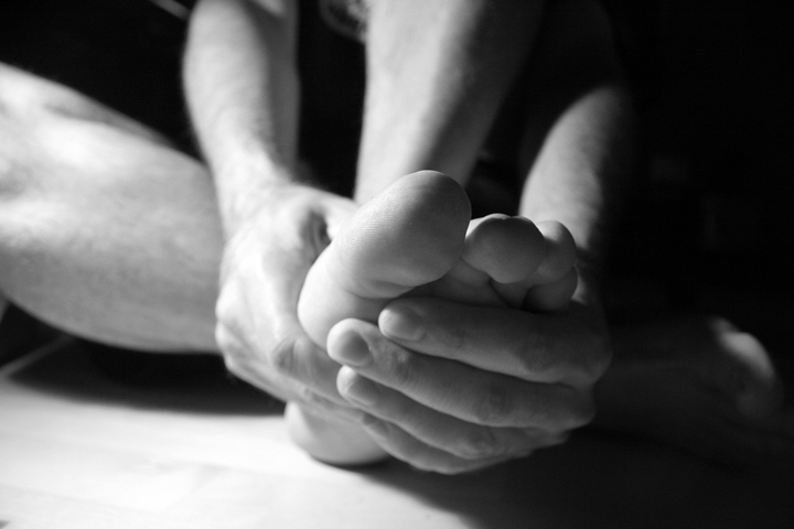 Ruce masírující chodidlo Ruce masírující chodidlo