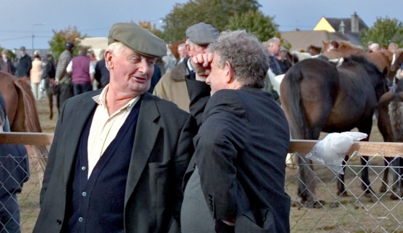 Fotografie dvou starších mužů při rozhovoru