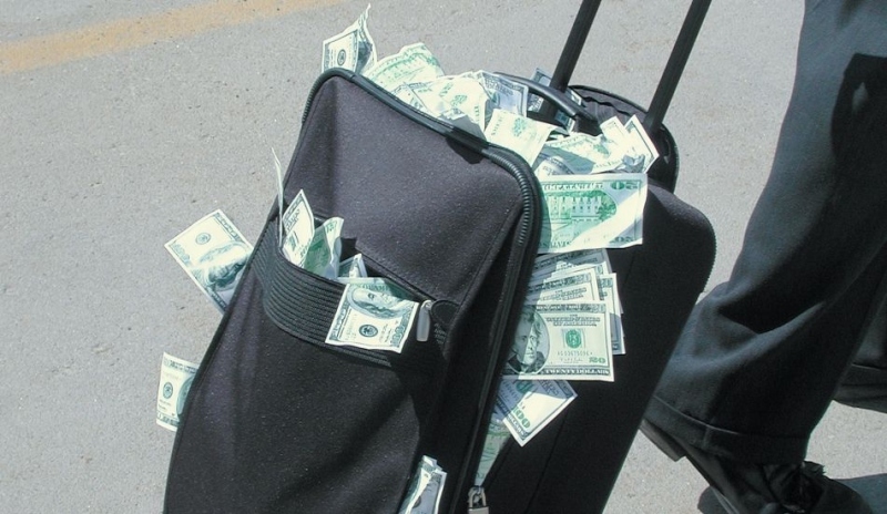 Otevřený kufr plný bankovek