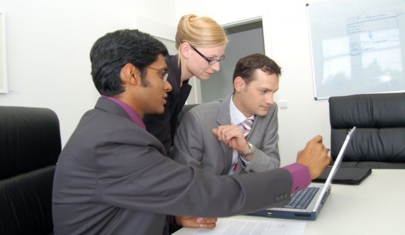 Fotografie tří osob u počítače