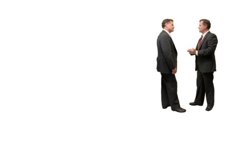 Foto dvou mužů v obleku při rozhovoru