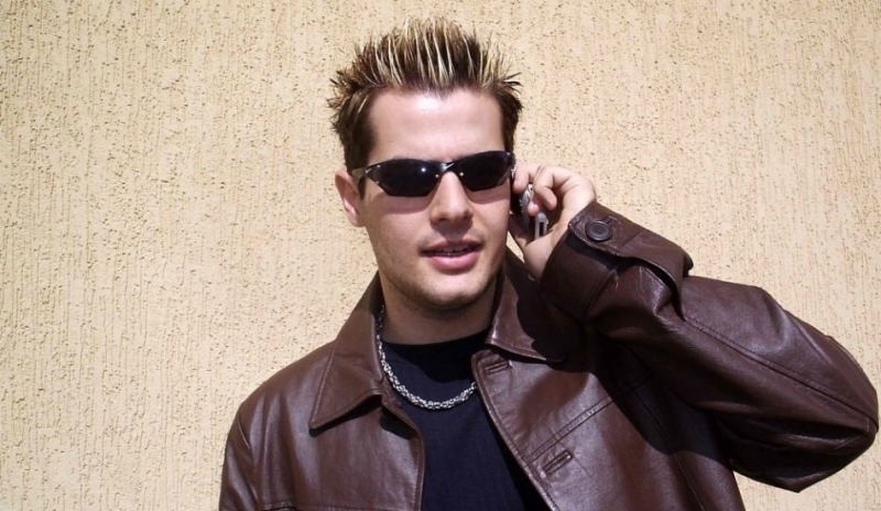 Ahoj, tady Robert. Ten, co málem omdlel, když včera spatřil tak krásnou holku jako jsi ty...