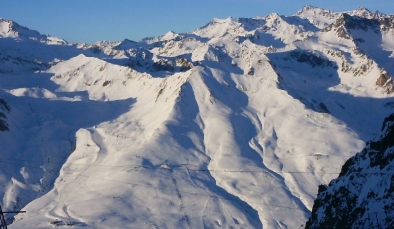 Nejčastěji ke sněhovým lavinám dochází na svazích jejichž sklon je 30 – 45°.