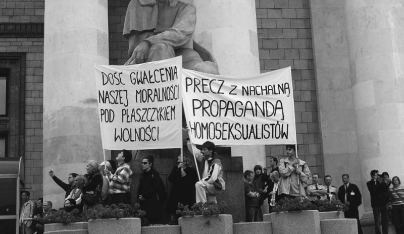 Fotografie demonstrantů s transparenty