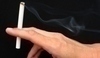 Fotografie ruky držící cigaretu