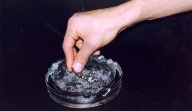 Ruka zhasínající cigaretu