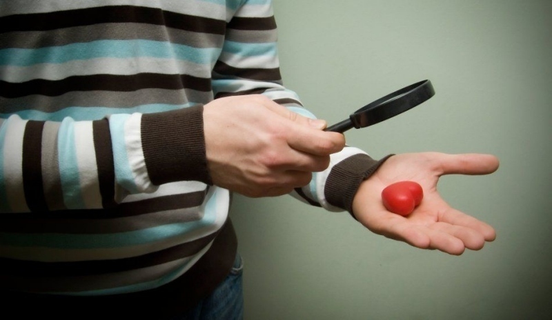 Muž se šroubovákem a srdcem na dlani