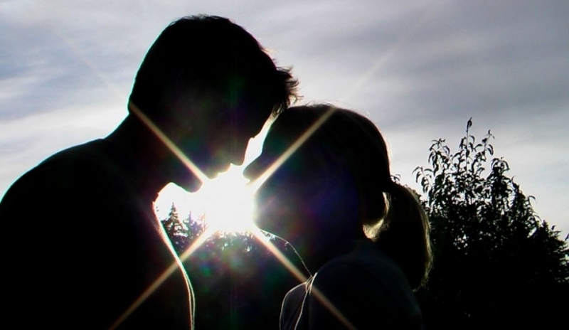 Muž se ženou stojící ve sluneční záři 