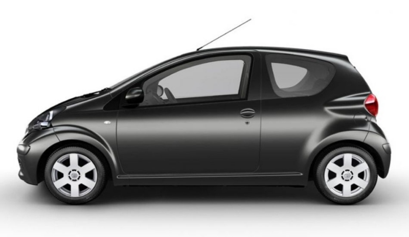 Automobil Toyota Yaris z bočního pohledu