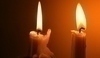 Fotografie dvou hořících svíček