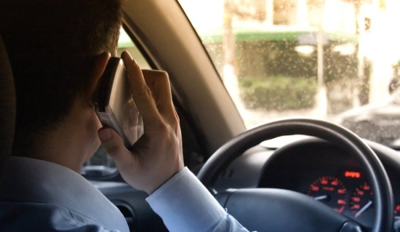 Snímek muže, který telefonuje v autě