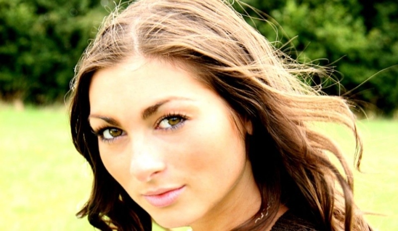 Detailní záběr obličeje ženy brunety se zelenýma očima