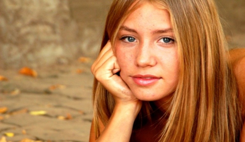 Fotografie ženy podepírající si bradu rukou