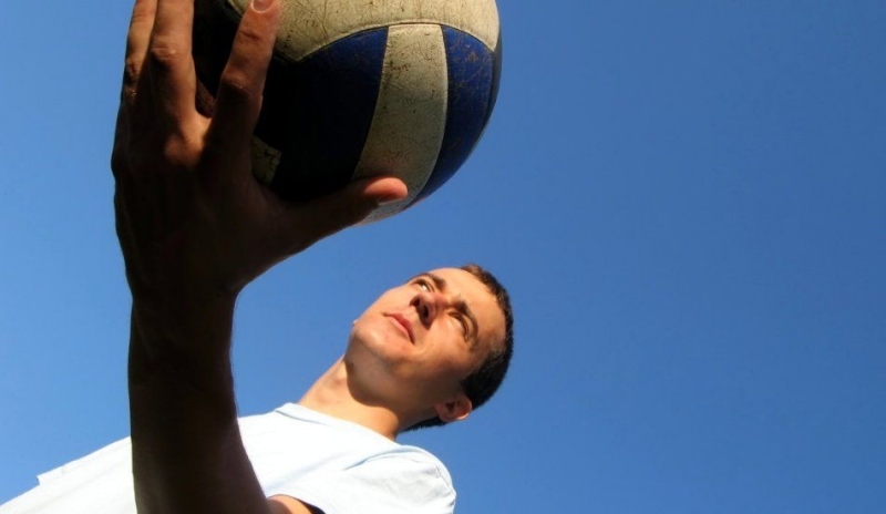 Fotografie muže s balonem v ruce