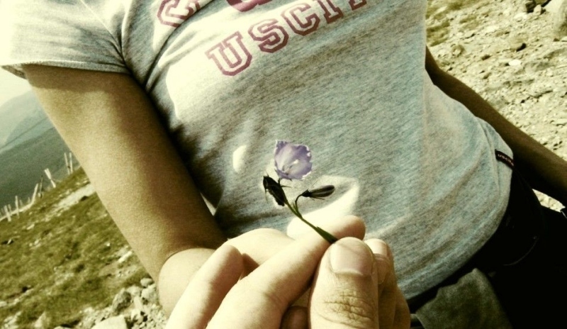 Postava ženy s kytičkou v ruce