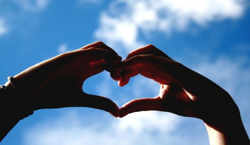 Dvě ruce zobrazující srdíčko