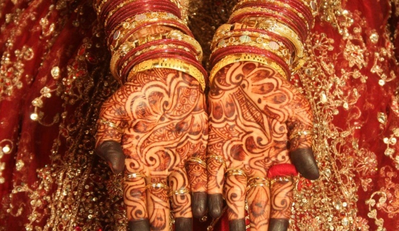 Snímek malování hennou na tělo