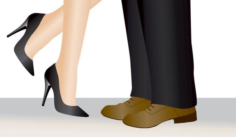 Snímek mužských a ženských nohou