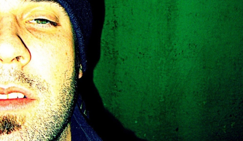 Fotografie poloviny mužské tváře na zeleném pozadí