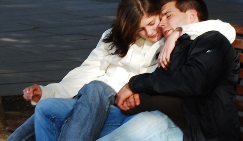 Fotografie muže a ženy sedících na lavičce