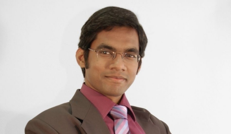 Fotografie muže v brýlích a v obleku