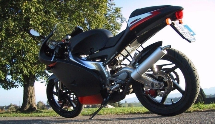 Motorky a jejich jarní příprava - na co nezapomenout? Fotografie motorky stojící na cestě