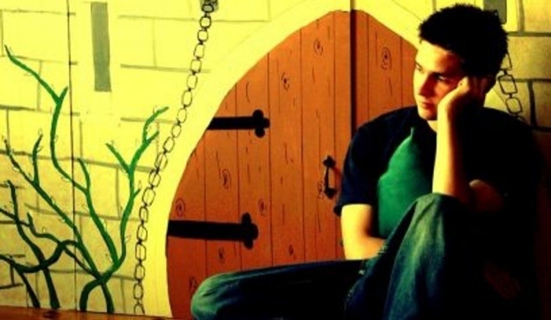 Zamyšlený sedící muž podpírající si hlavu