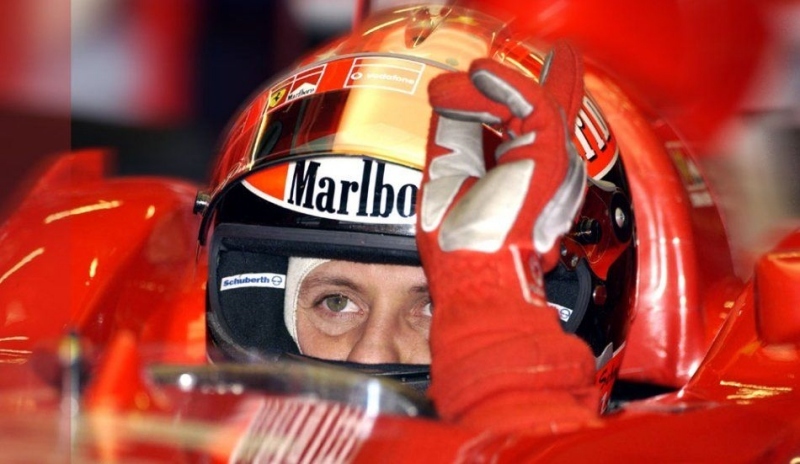 Závodní sedící ve  Formuli 1