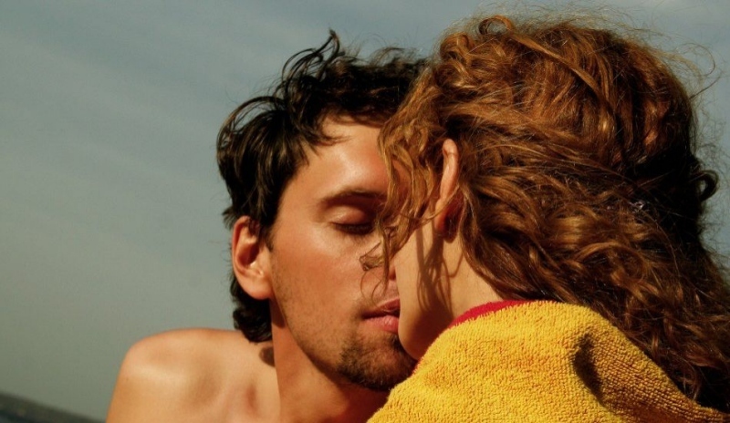 Fotografie muže a ženy při líbání