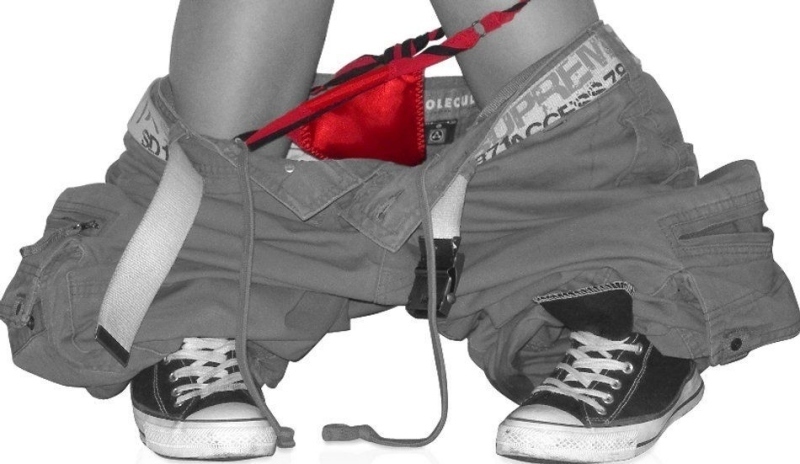 Kalhoty stáhnuté ke kotníkům