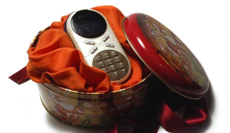 Fotografie mobilního telefonu v dárkové krabičce