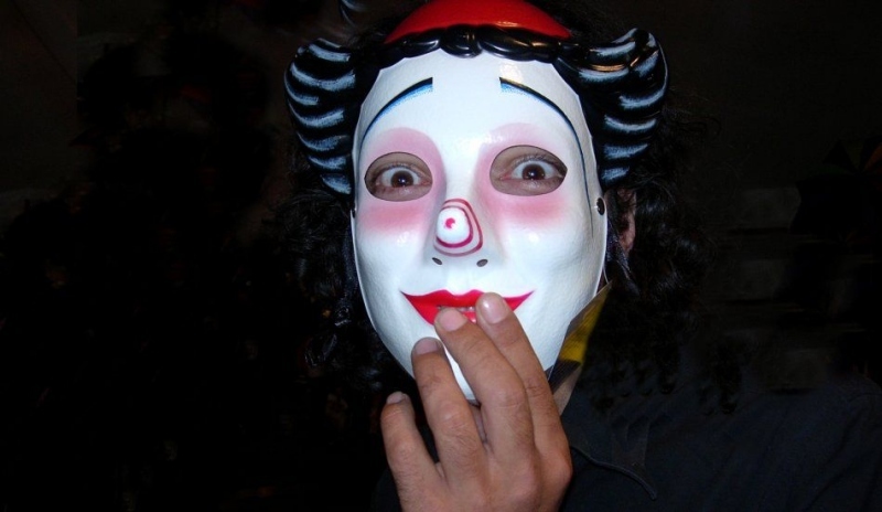 Snímek zobrazující masku na obličeji