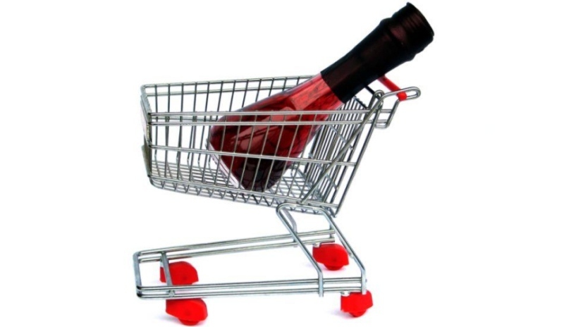 Fotografie červené lahvičky v nákupním košíku