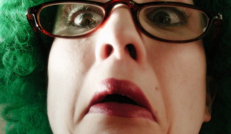 Obrázek obličeje ženy v brýlích