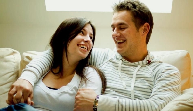 Muž se ženou v příjemném rozhovoru