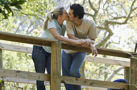 Muž líbající se se ženou